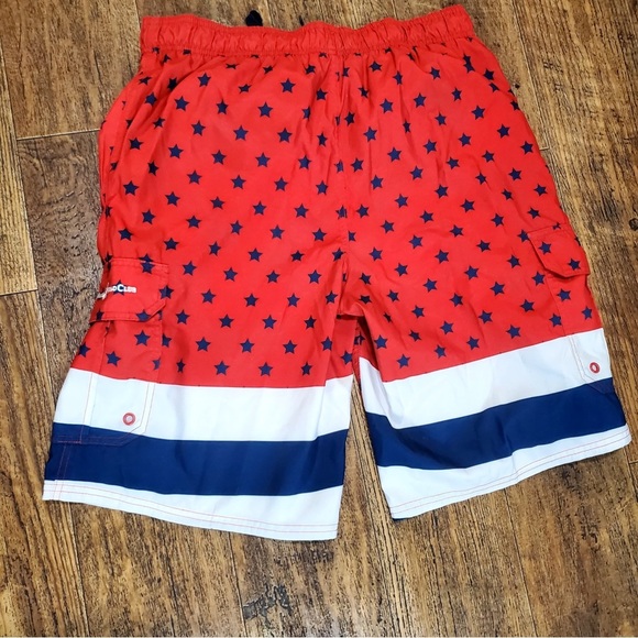Red Star-Patterned Men's Shorts - Picture 5 of 10